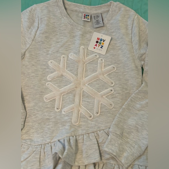 Novogratz long sleeved light gray snowflake top size 6x NWT - Picture 9 of 9